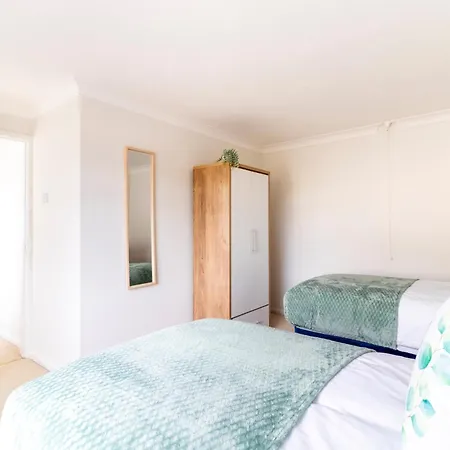 Panoramic Sea View 2 Bedroom Sleeps 6-Free Parking-3